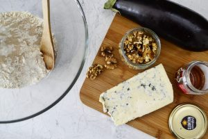 Tartaletas de espelta con berenjena, queso azul y nueces